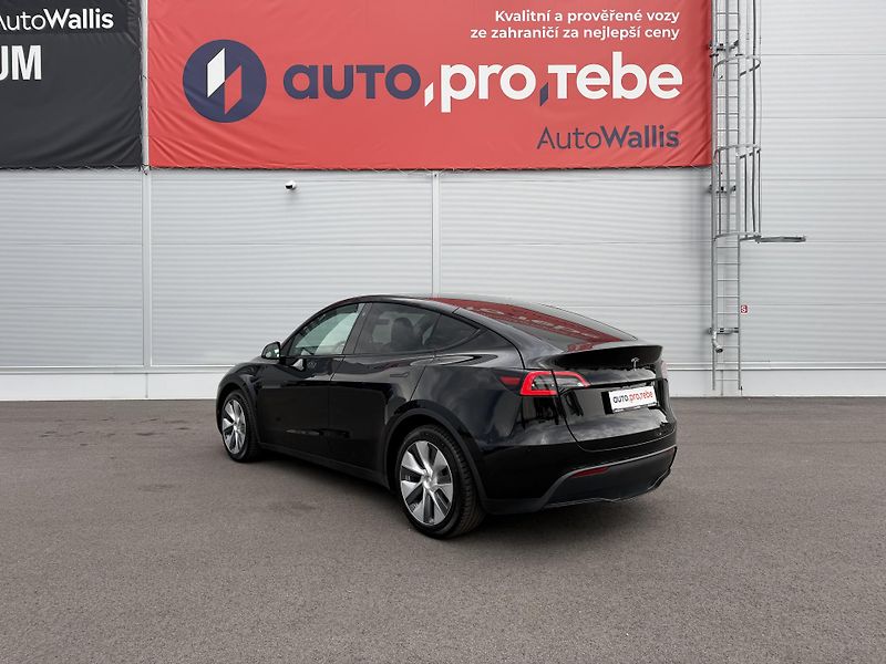 Tesla Model Y SR RWD LFP 220kW 1.Maj DPH - fotka 5 z 26
