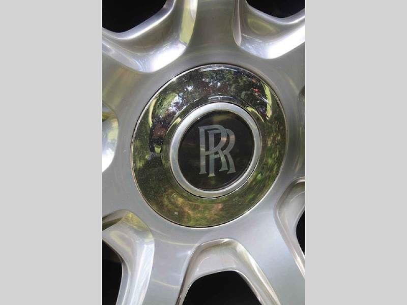 Luxusní vozy se v sobotu 4. května sjely na zámek do Lnář. Převládala auta značky Rolls-Royce.