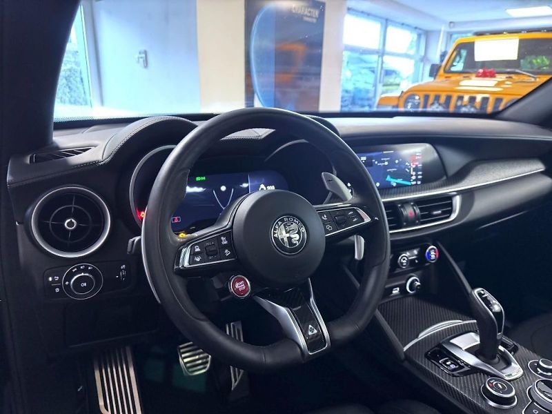 Alfa Romeo Stelvio (2025) 2.9 V6 BiTurbo 520k QV Carbon - fotka 23 z 28