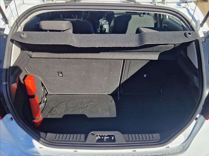 Ford Fiesta 1,2 i 44kW MANUÁL HEZKÝNÁJEZD - fotka 11 z 36
