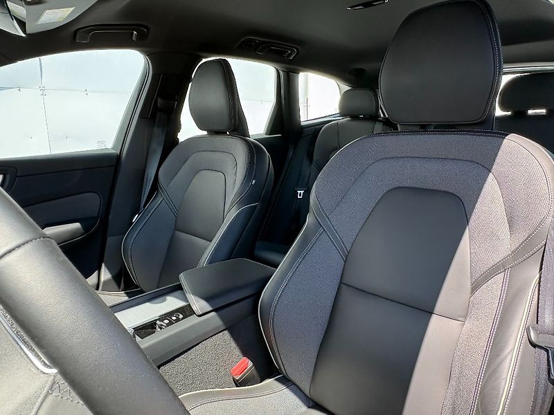 Volvo XC60 Plus Dark B5 AWD 184kW - fotka 17 z 26
