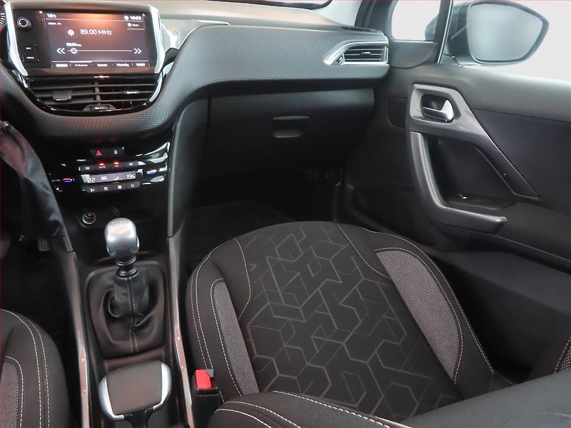 Peugeot 2008 (2019) Active 1.2 PureTech, ČR,1.maj - fotka 8 z 15