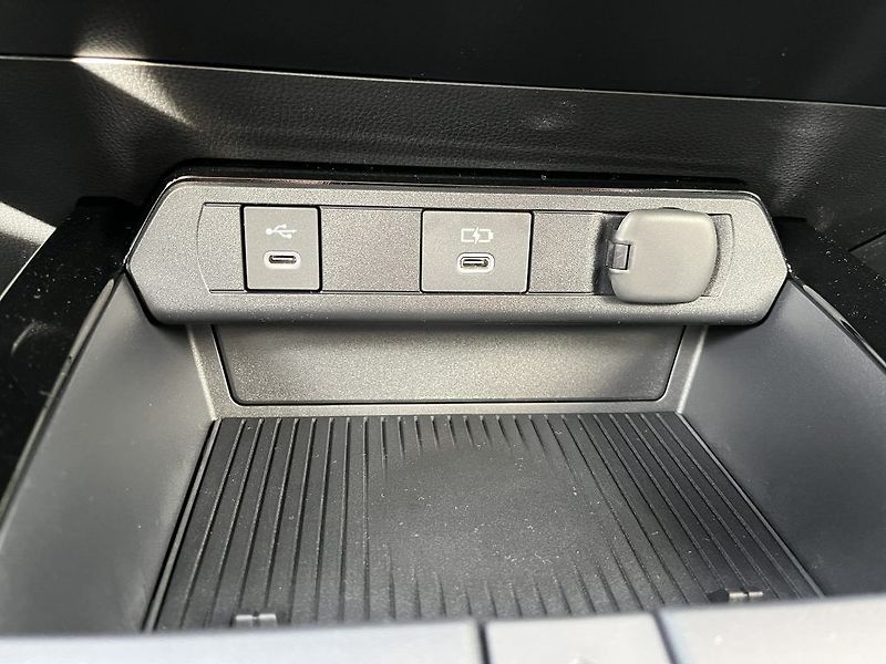 Toyota Prius 2.0L PHEV Executive - fotka 23 z 31