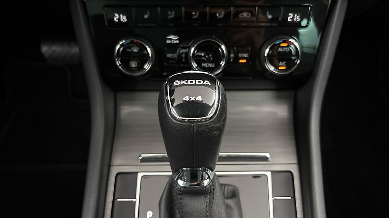 Škoda Superb 2.0 TDI DSG 4x4 Style Combi - fotka 25 z 30