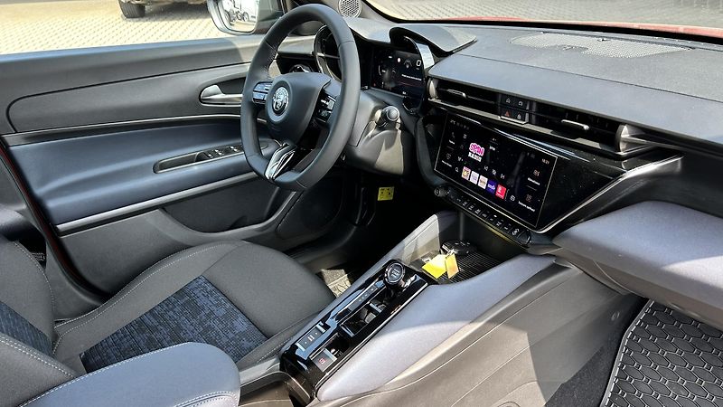 Alfa Romeo Junior 1.2T 145k Ibrida - fotka 12 z 14