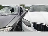 Řidič Renaultu najížděl i do policejní Octavie v civilním provedení.