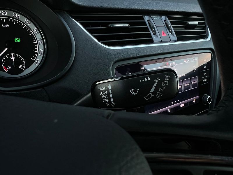 Škoda Octavia 1.6 TDI-DSG-NAVI-PARK.Č - fotka 22 z 46
