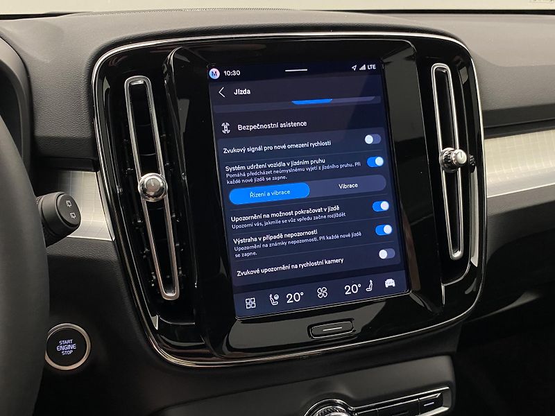 Volvo XC40 (2026) B3 AUT DARK PLUS - fotka 46 z 58