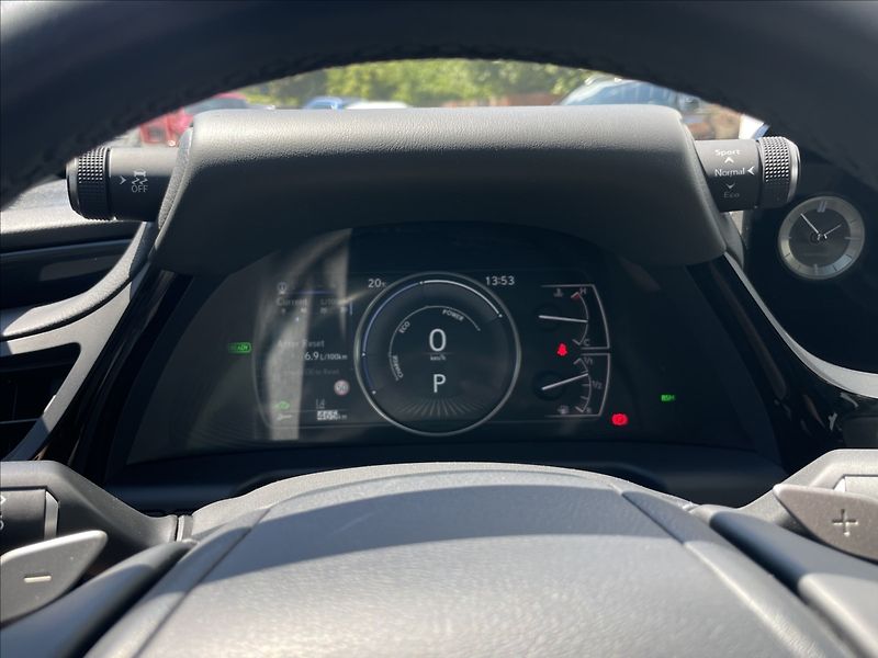 Lexus ES 300h 2,5 Business Edition - fotka 9 z 22
