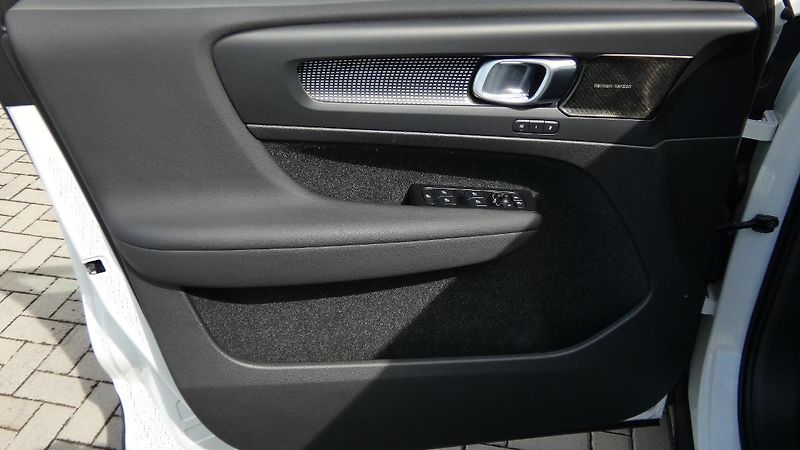 Volvo XC40 B4 AWD R-Design - fotka 8 z 22
