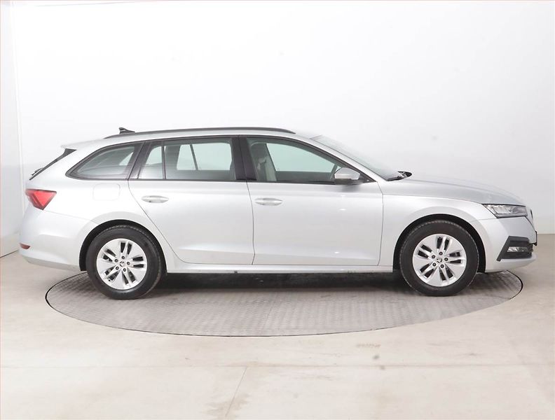 Škoda Octavia (2023) Ambition 2.0 TDI, ČR,1.maj - fotka 6 z 15