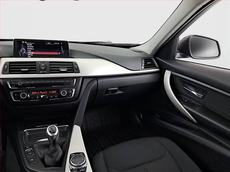 BMW Řada 3 (2014) 320 d, Navi, Xenony - fotka 8 z 15