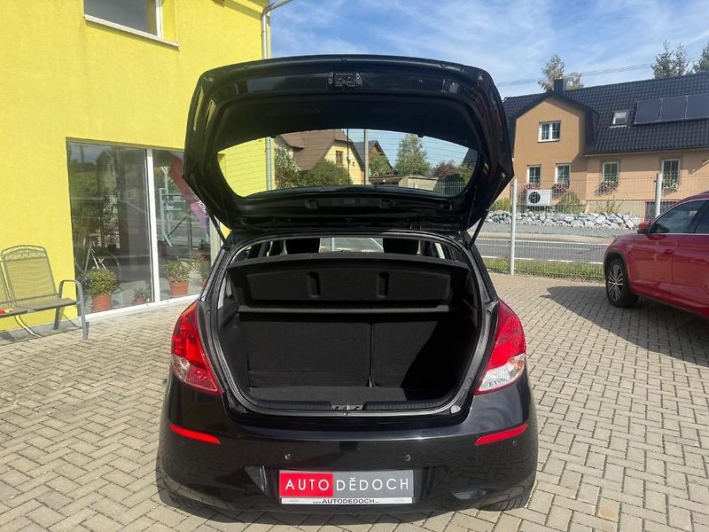 Hyundai i20 (2012) 1,2i VÝHŘ.SEDADLA JEN 107tis. - fotka 13 z 27
