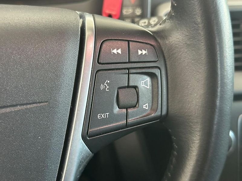 Volvo V40 2.0 D2 88kW, Full LED, NAVI - fotka 18 z 18