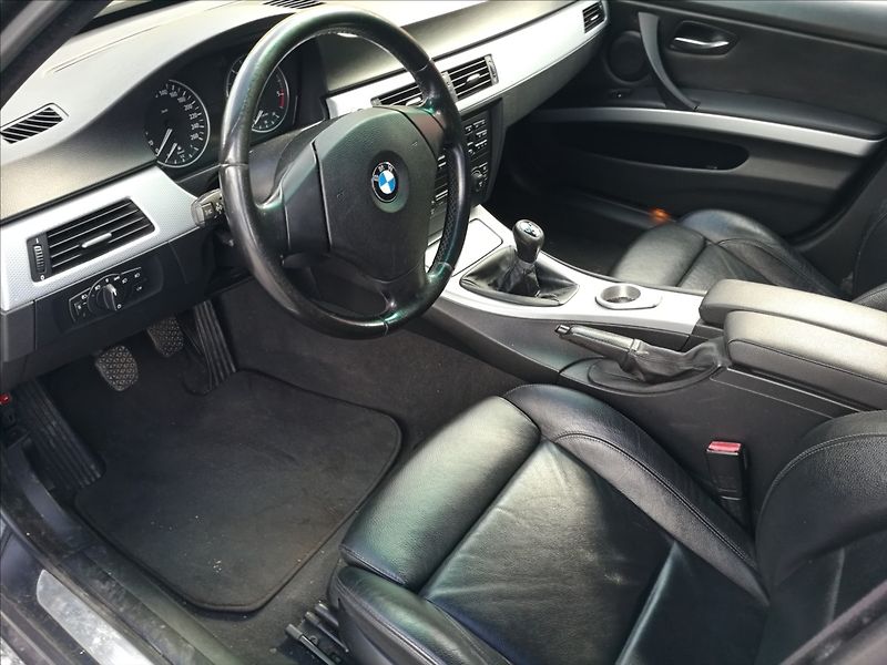 BMW Řada 3 2,0 d 320d kombi - fotka 9 z 15