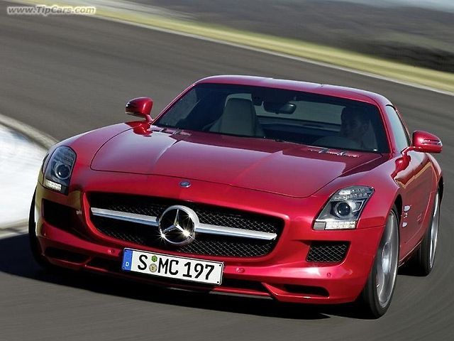 Dvou-metrová příď odkazuje vzhledem na legendární Mercedes-Benz 300SL.