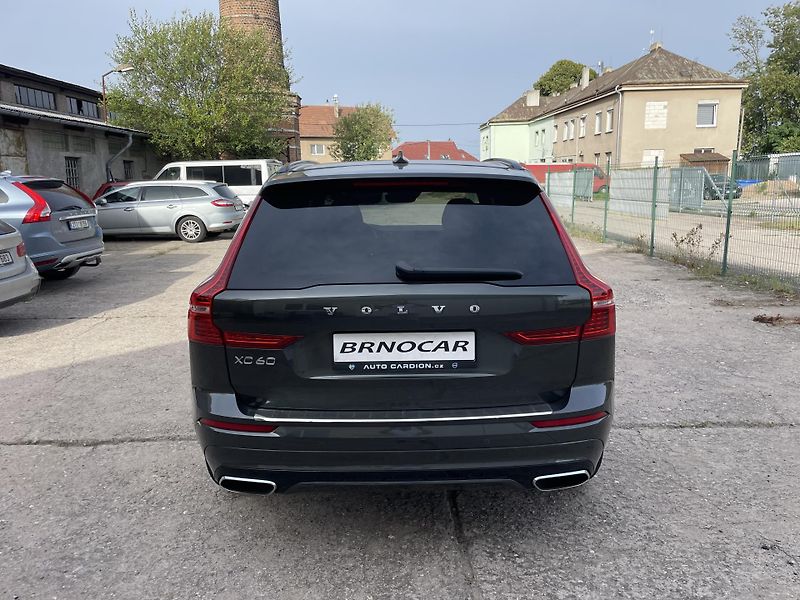 Volvo XC60 B4 FWD R Design - fotka 4 z 15