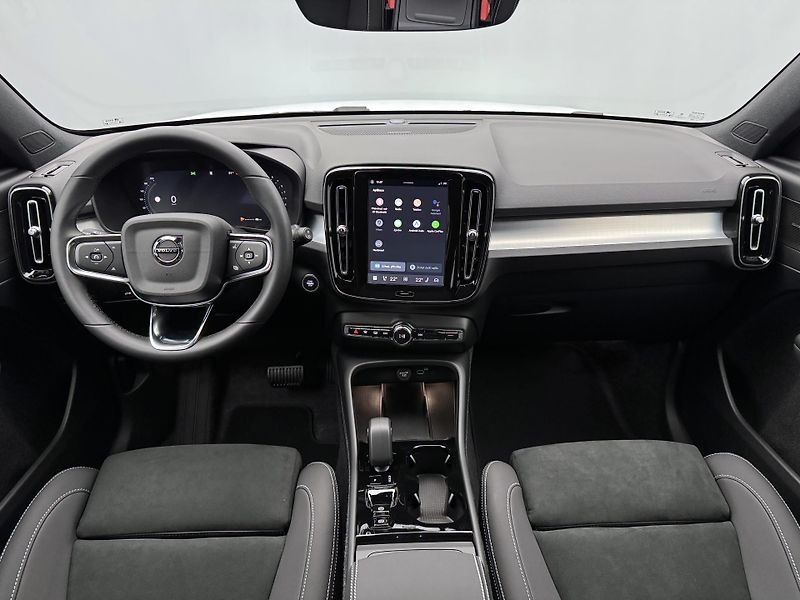 Volvo XC40 (2026) B3 AUT DARK PLUS - fotka 2 z 23