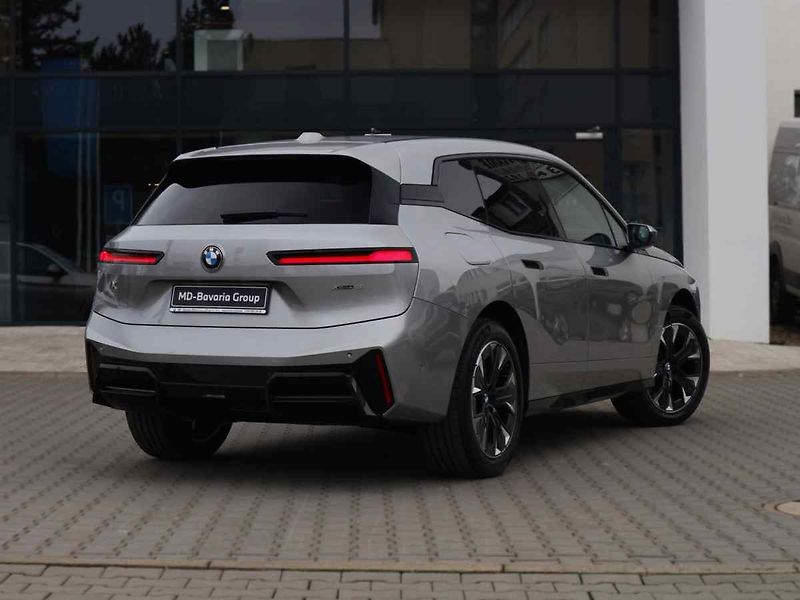 BMW iX - fotka 7 z 10