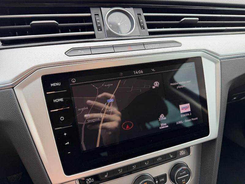 Volkswagen Passat 2.0 TDI MASÁŽ NAVIGACE 2X KOLA - fotka 20 z 40