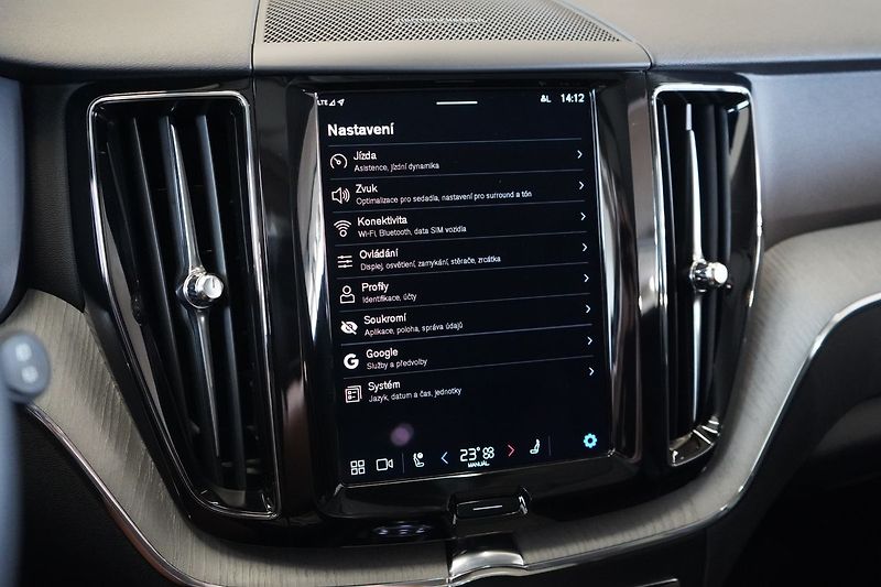 Volvo XC60 B5 AWD Plus Dark, Ventilace - fotka 31 z 46
