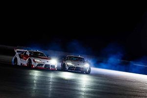 Toyota Supra při autonomním driftování v tandemu