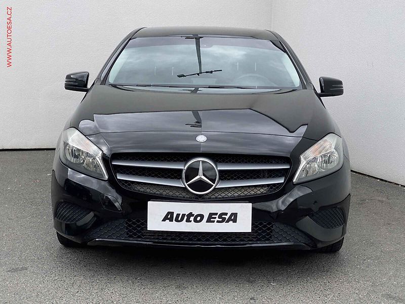 Mercedes-Benz Třídy A (2016) 1.6i A180, Navi, AC, tažné - fotka 2 z 17
