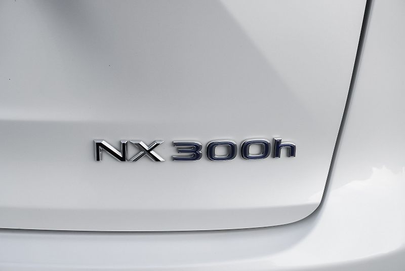 Lexus NX 300h 300H 2.5 HYBRID AWD PREMIUM - fotka 24 z 24