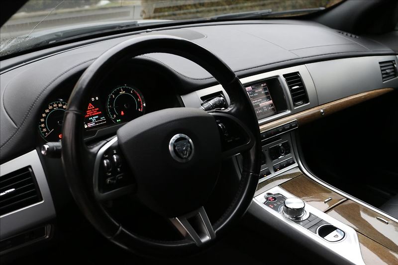 Jaguar XF 3,0 ČR, Automat, Navigace - fotka 20 z 46