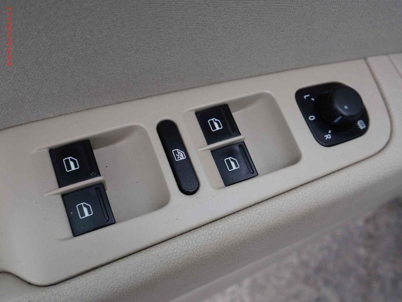 Škoda Superb (2012) 2.0TDi, AT, autoAC - fotka 18 z 20