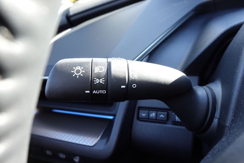 Toyota Prius 2,0 PHEV Executive sada komple - fotka 30 z 36