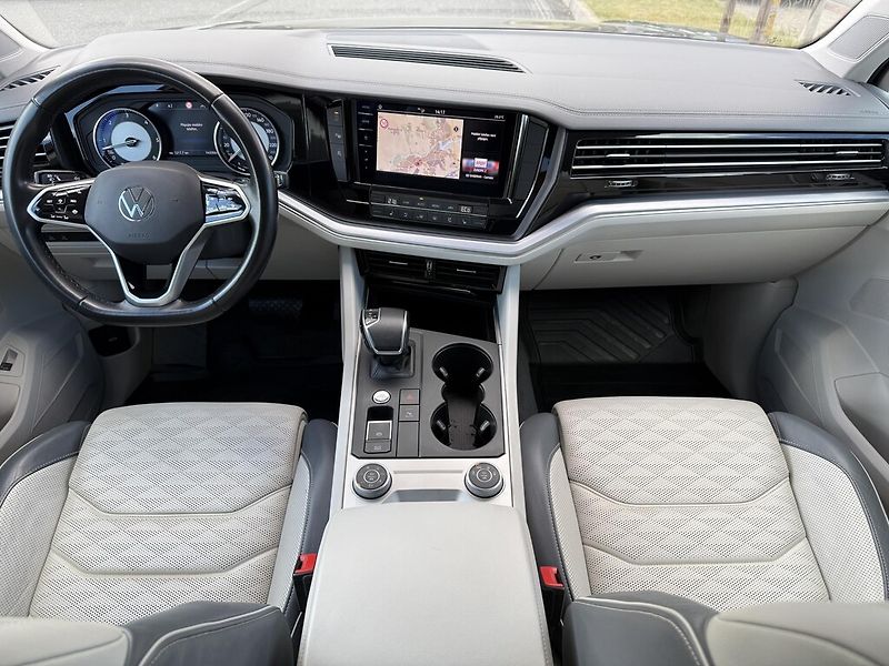 Volkswagen Touareg V6 4M 3,0 TDi 210 kW Elegance - fotka 9 z 25