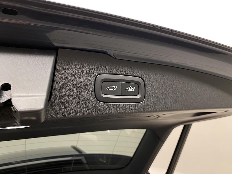 Volvo V60 B4 DARK PLUS AUT CZ - fotka 33 z 54