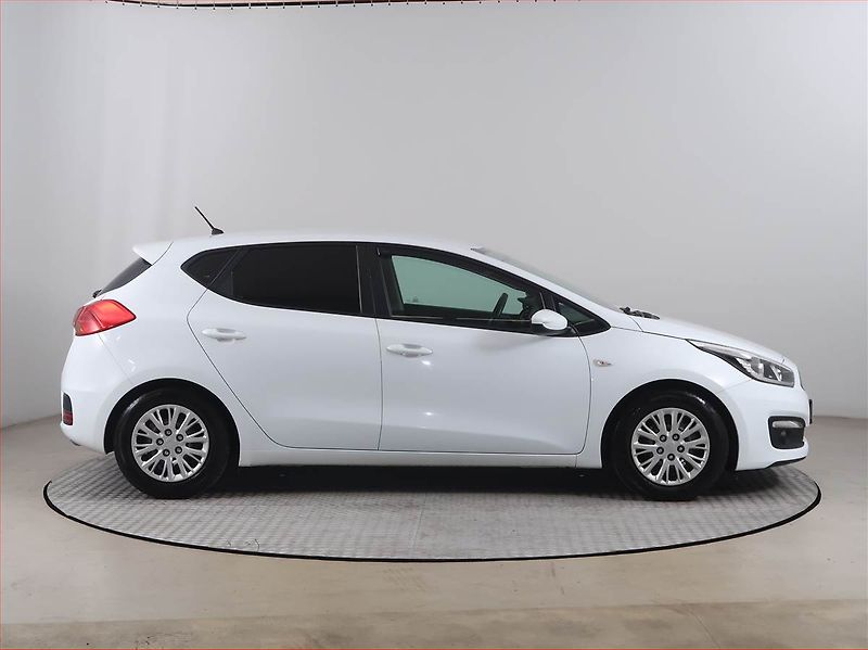Kia Ceed (2017) 1.4 CVVT, Park. senzory - fotka 6 z 14