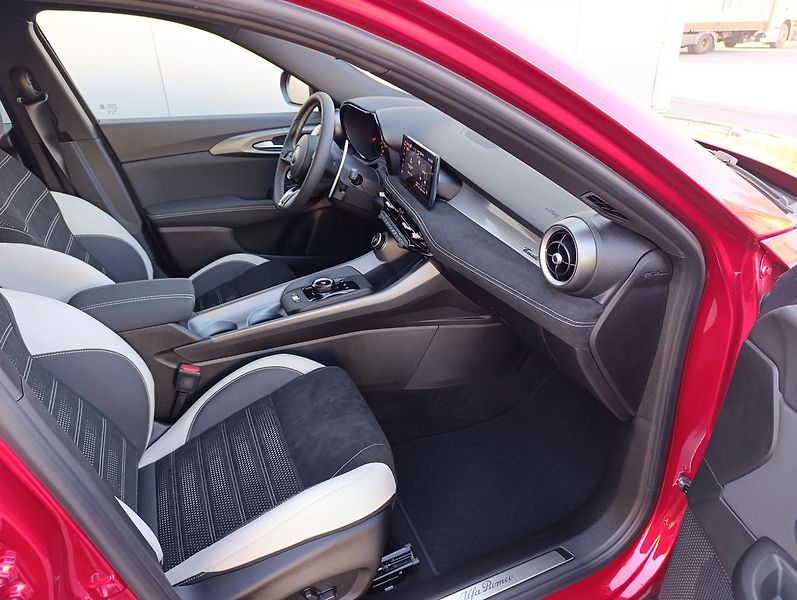 Alfa Romeo Tonale (2026) Sport Speciale 1,5 Ibrida 175k - fotka 21 z 44