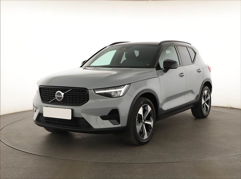 Volvo XC40 (2023) B3 - fotka 2 z 26