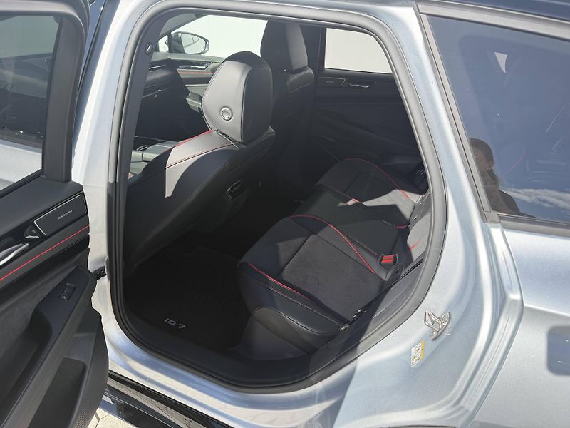 Volkswagen ID.7 Tourer (2025) GTX People 86kWh 4Motion - fotka 21 z 25
