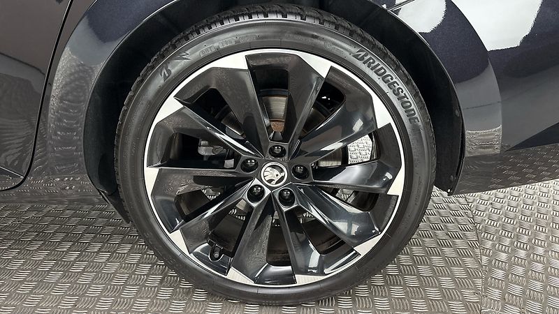 Škoda Superb 2.0 TDI DSG 4x4 Sportline Comb - fotka 19 z 28