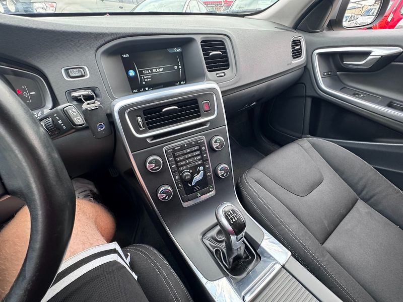 Volvo V60 (2016) D2 2,0D 88 KW TAŽNÉ - fotka 27 z 48