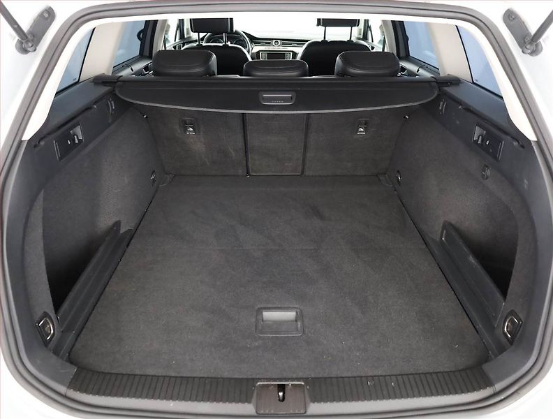 Volkswagen Passat (2016) 2.0 TDI, Kůže, Navi, Tempomat - fotka 16 z 17