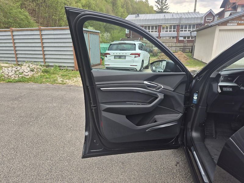 Audi e-tron 50 QUATTRO 230kw 20ALU SOH100% - fotka 32 z 45