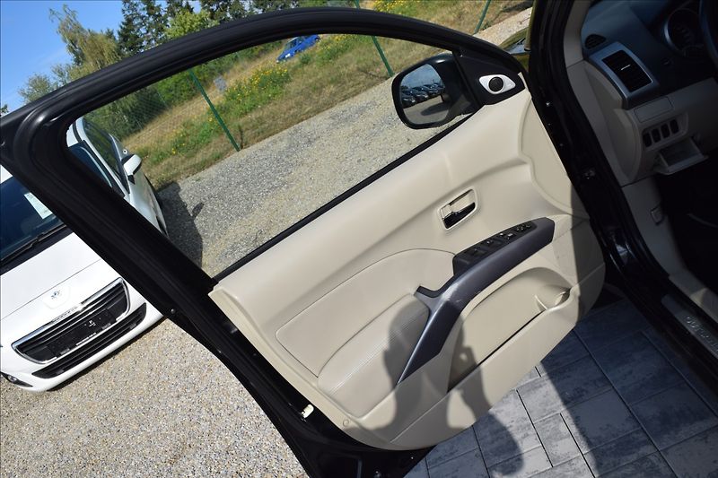 Mitsubishi Outlander 2,2 d 115KW TAŽNÉ 7MÍST 4X4 - fotka 30 z 51