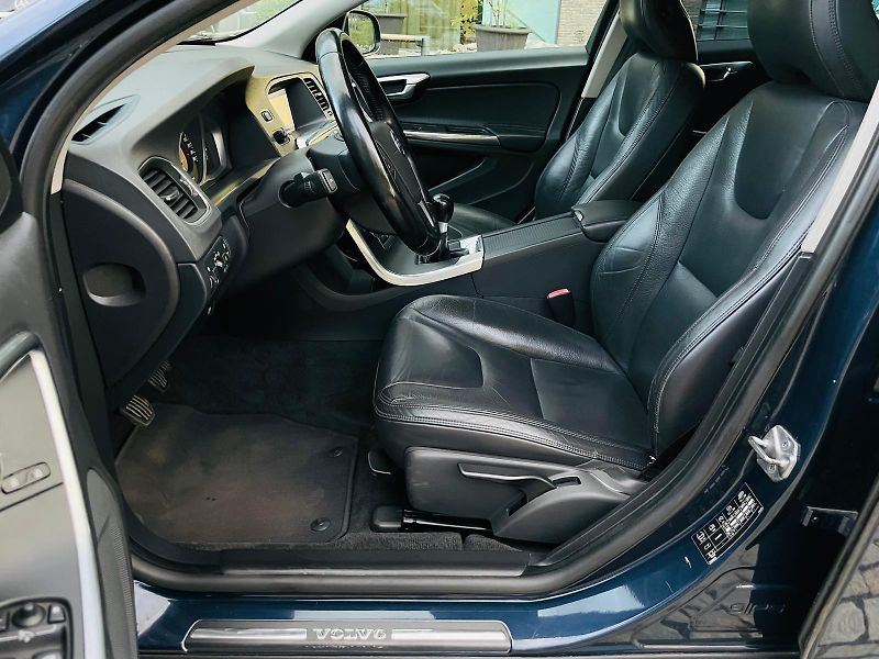 Volvo V60 2.0D3 5VÁLEC SERVISKA TAŽNÉ - fotka 30 z 45