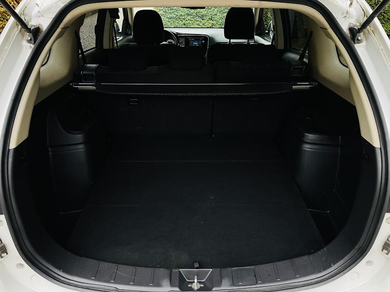 Mitsubishi Outlander 2.0i MANUÁL 1.MAJITEL SERVISKA - fotka 20 z 43