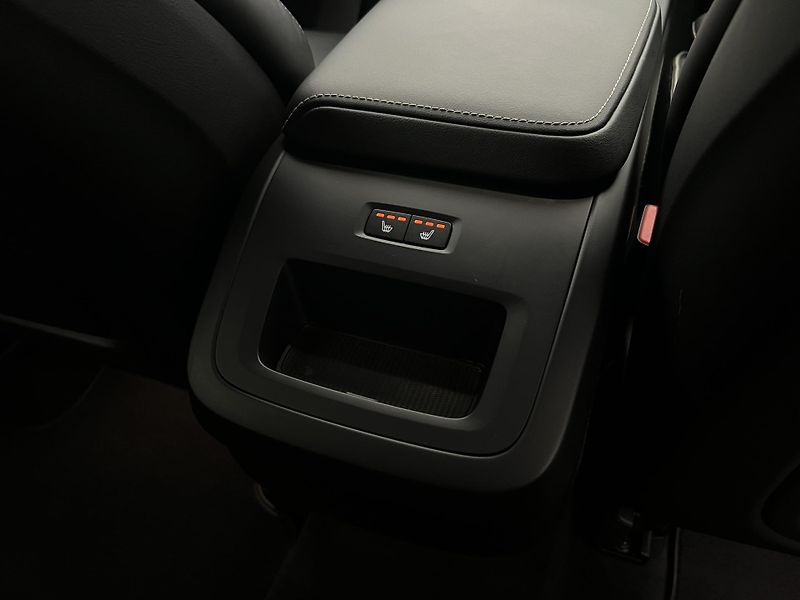Volvo XC60 B4 AWD R-DESIGN AUT CZ - fotka 21 z 45
