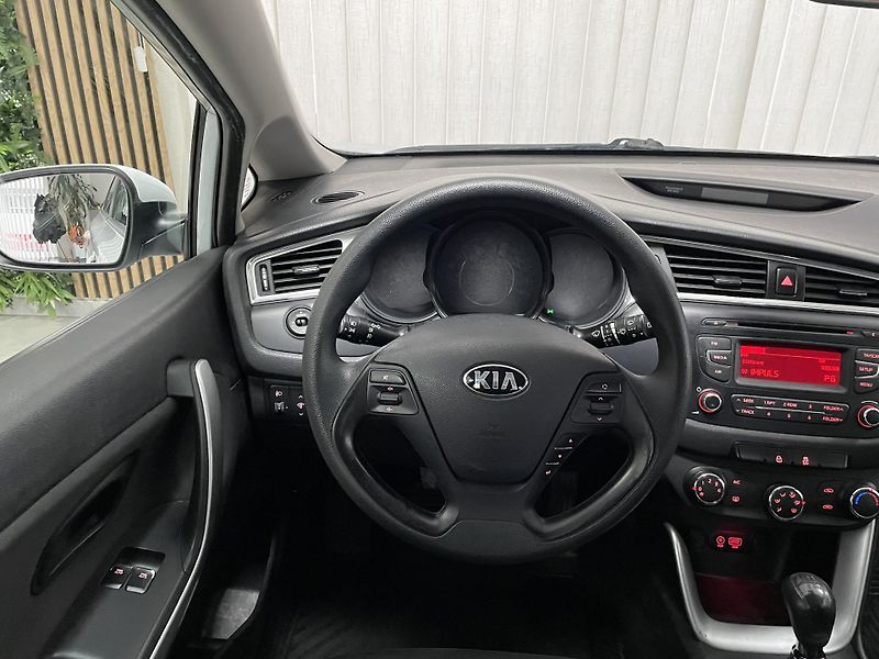 Kia Ceed 1.6 GDi ČR REZERVACE  - fotka 22 z 24