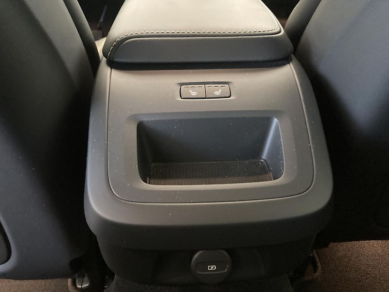 Volvo V60 B4 FWD PLUS DARK TAŽNÉ ZAŘÍ. - fotka 17 z 31