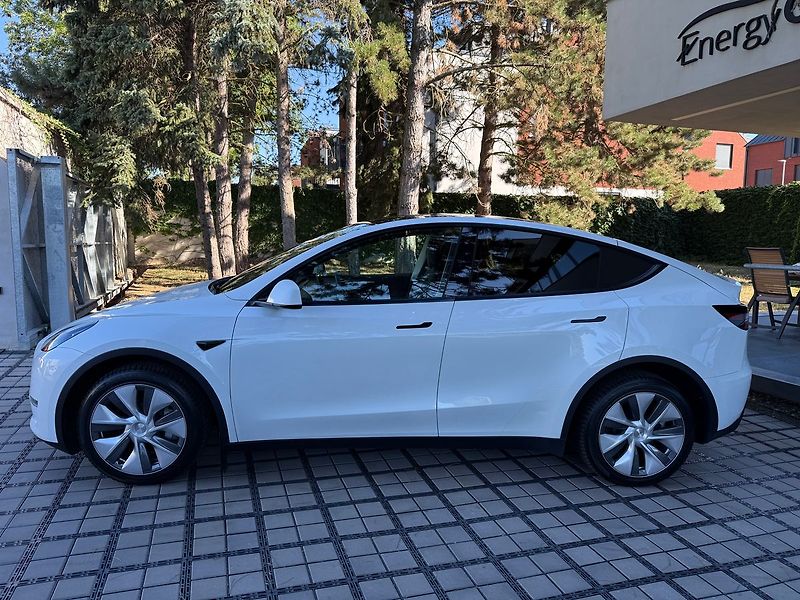 Tesla Model Y Long Range AWD - fotka 3 z 38
