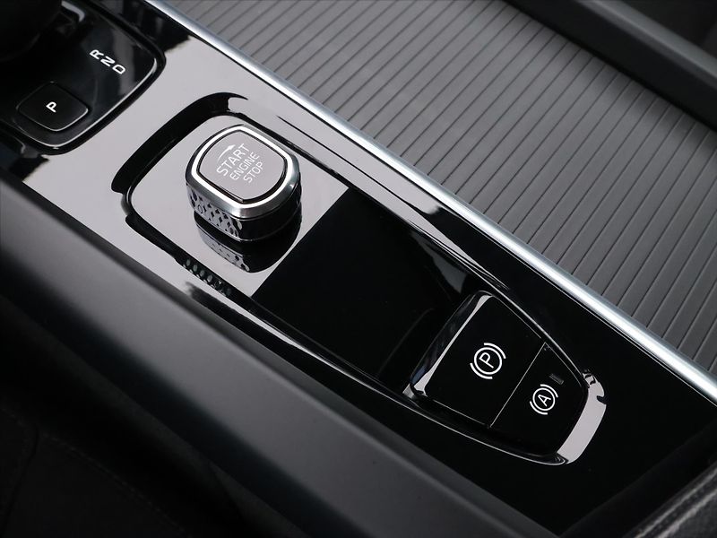 Volvo XC60 2,0 B4 145KW AWD MOMENTUM - fotka 31 z 40