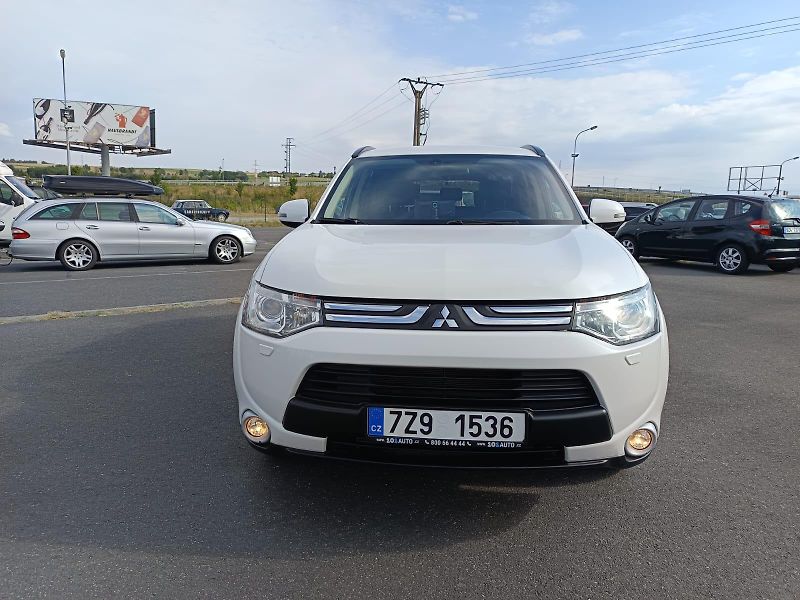 Mitsubishi Outlander (2013) - fotka 2 z 24
